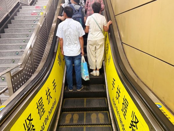 顺阳网 锐评｜请您站稳扶好，无需左行右立