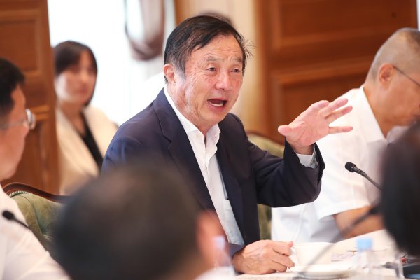 策略红 锐评｜刷屏的不是“霸总发言”，而是冷静清醒的长期主义